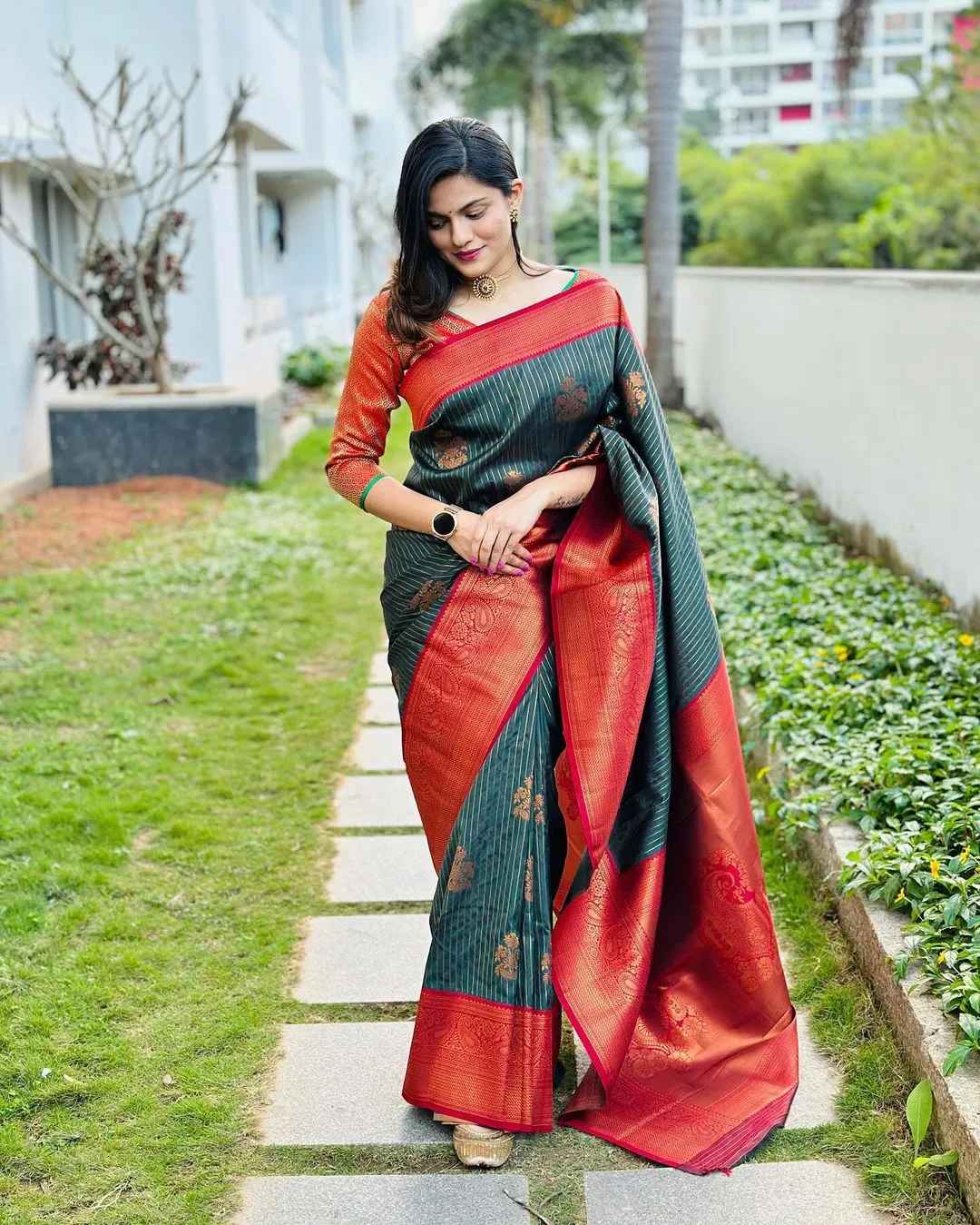 Ebullience Dark Green Soft Silk Saree With Eye-catching Blouse Piece