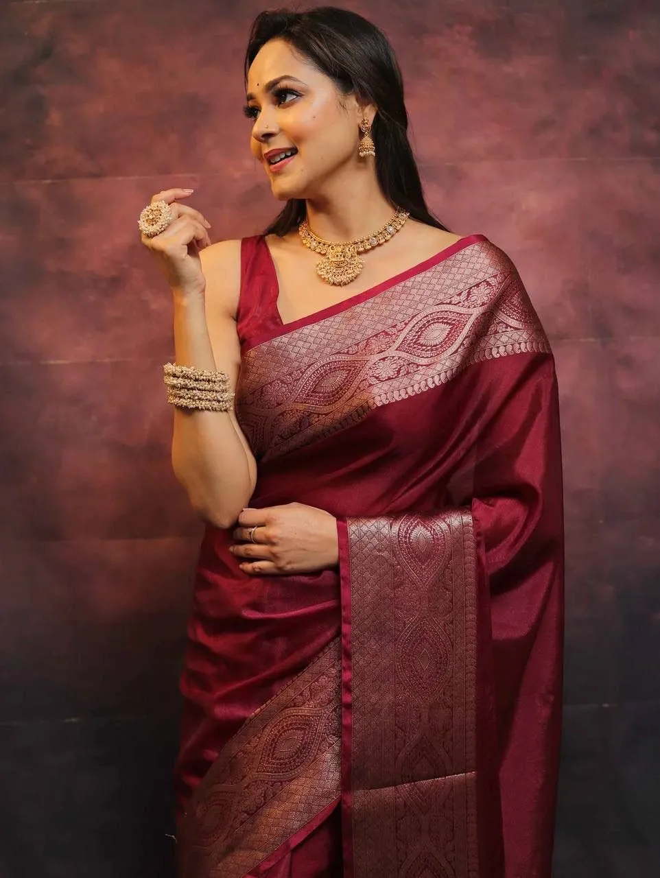 Engrossing Maroon Soft Silk Saree With Inspiring Blouse Piece