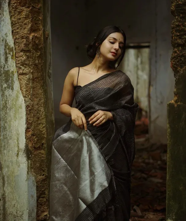 Profuse Black Soft Banarasi Silk Saree With Pretty Blouse Piece