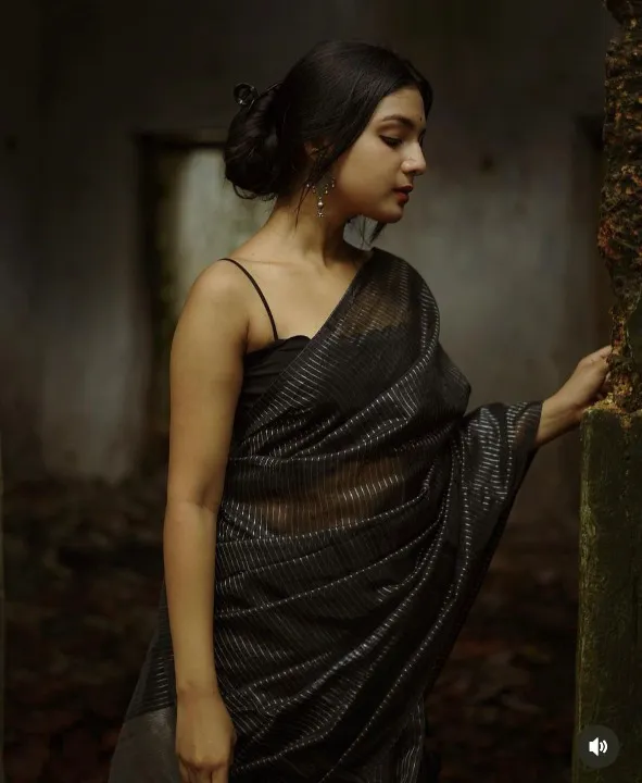 Profuse Black Soft Banarasi Silk Saree With Pretty Blouse Piece