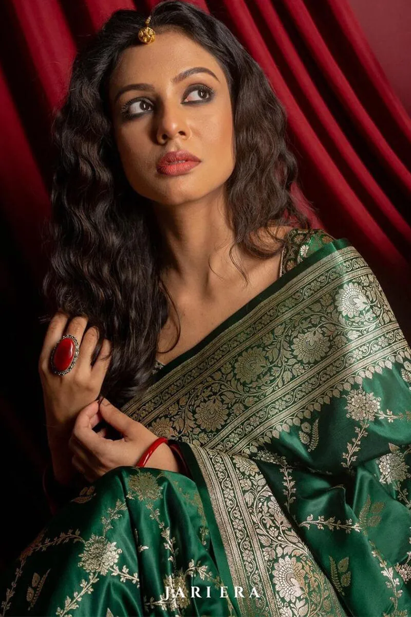 Sonorous Dark Green Soft Silk Saree With Aplomb Blouse Piece