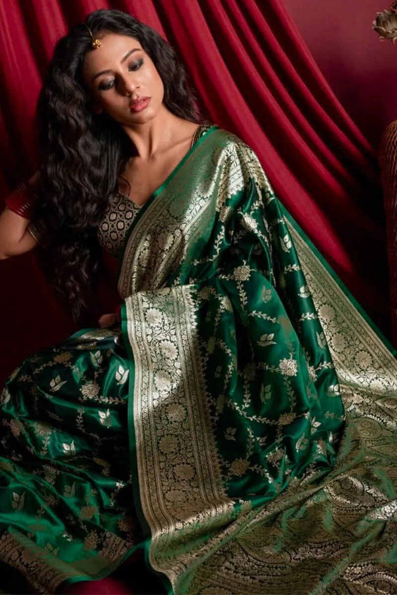 Sonorous Dark Green Soft Silk Saree With Aplomb Blouse Piece