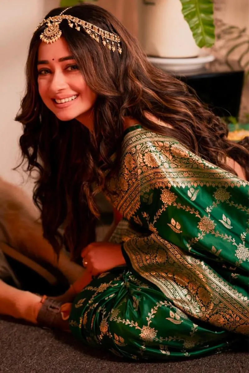 Sonorous Dark Green Soft Silk Saree With Aplomb Blouse Piece