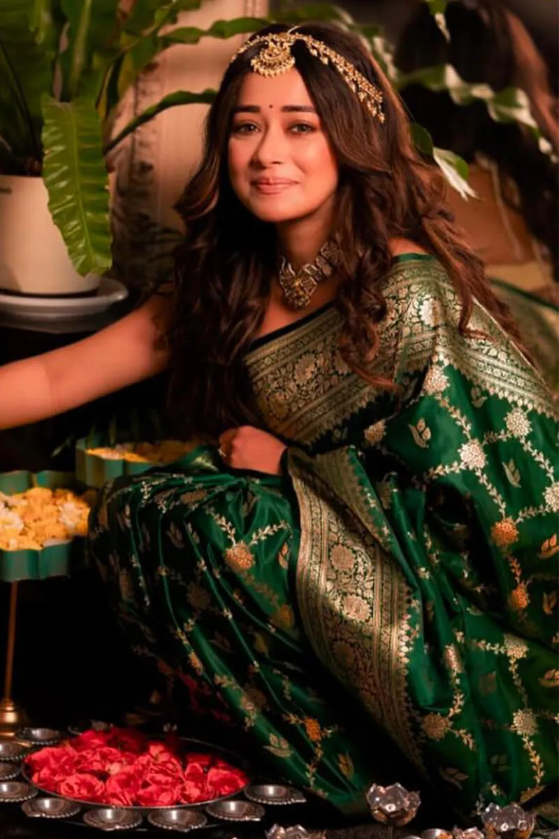 Sonorous Dark Green Soft Silk Saree With Aplomb Blouse Piece